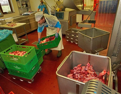 Die Arbeit mit unseren frischen Waren findet ausschließlich mit Schutzkleidung statt Fleischerei für Hunde - Schutzkleidung
