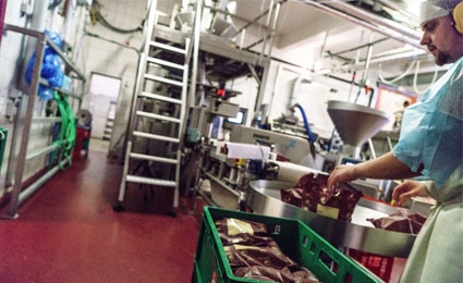 Unsere verpackte Frostware liefern wir Ihnen in gut isolierten Styropor-Kartons mit Trockeneis als Kühlmittel Fleischerei für Hunde - Versandfertige Ware
