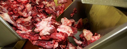 Wir produzieren sämtliche Produkte frisch in unserer hauseigenen Fleischerei Frische Fleischproduktion beim Tierhotel