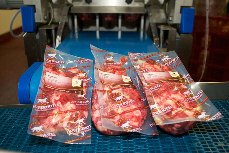 vakuumverpackt so kommt das Futter in die Tiefkühlzelle