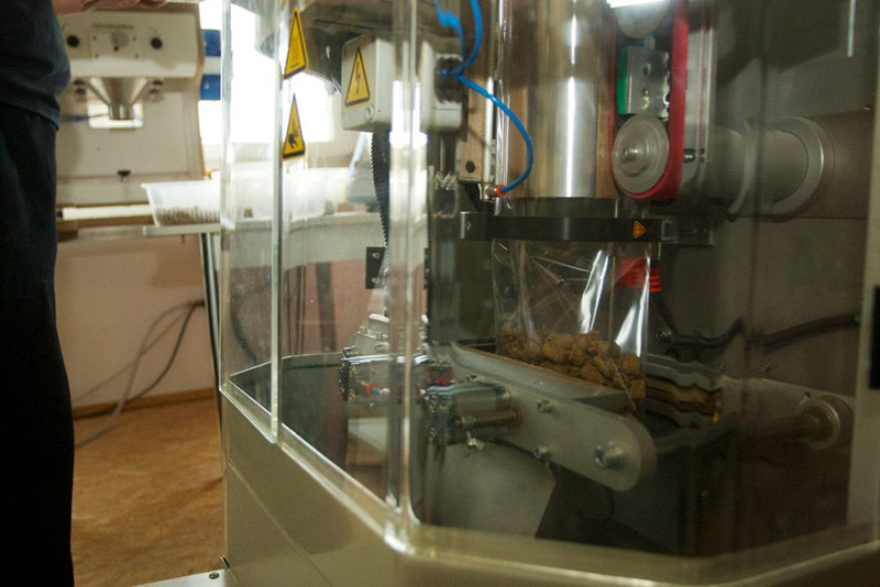 Eine Schlauchbeutelmaschine verschließt die Tüten