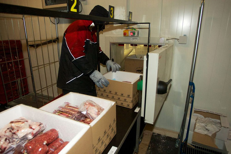 Die tiefgefrorenen Portionen kommen für den Versand in Styropor-Kisten