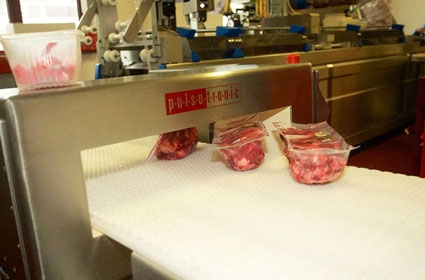 Kontrolle unserer BARF Produkte mit Hilfe eines Metalldetektors Qualitätskontrolle BARF Fleisch